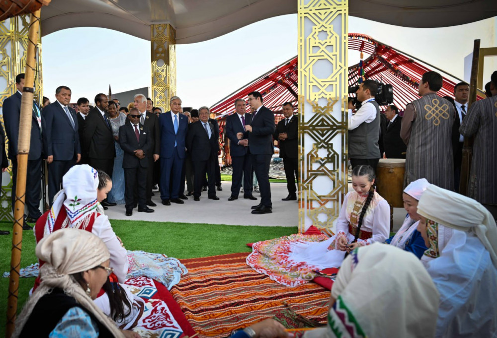 Мемлекет басшысы Орталық Азия елдерінің көрме павильонын аралады