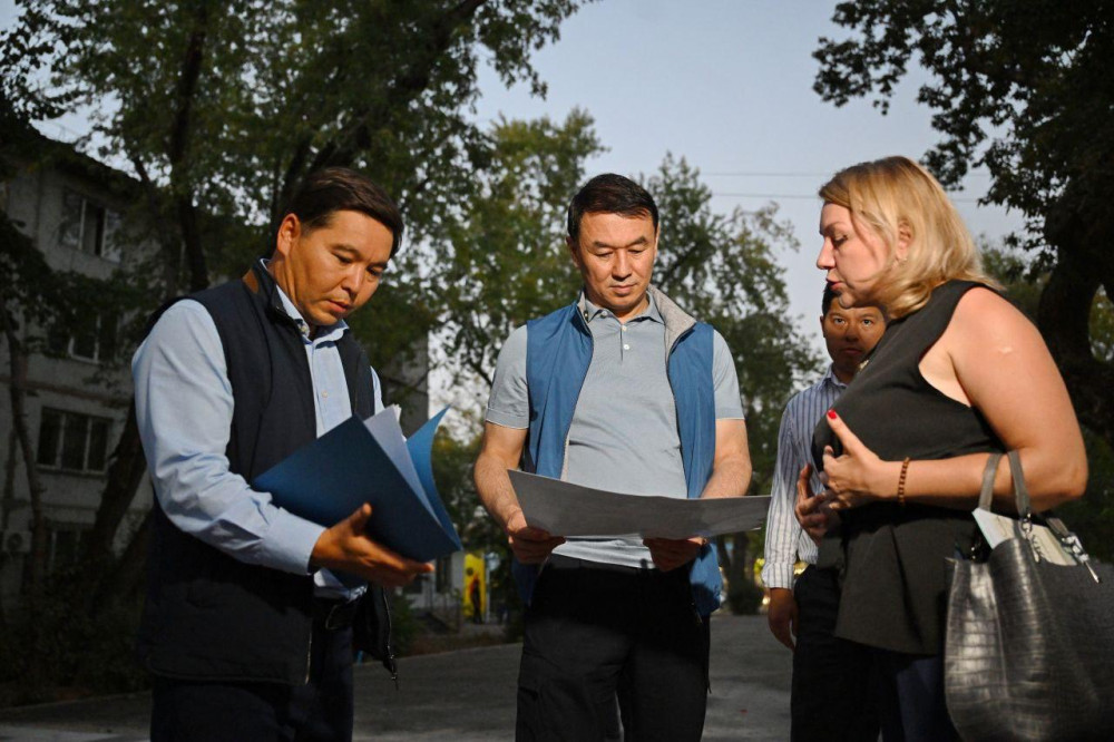 Алматыда көшелерді абаттандыру жұмыстары жалғасып жатыр