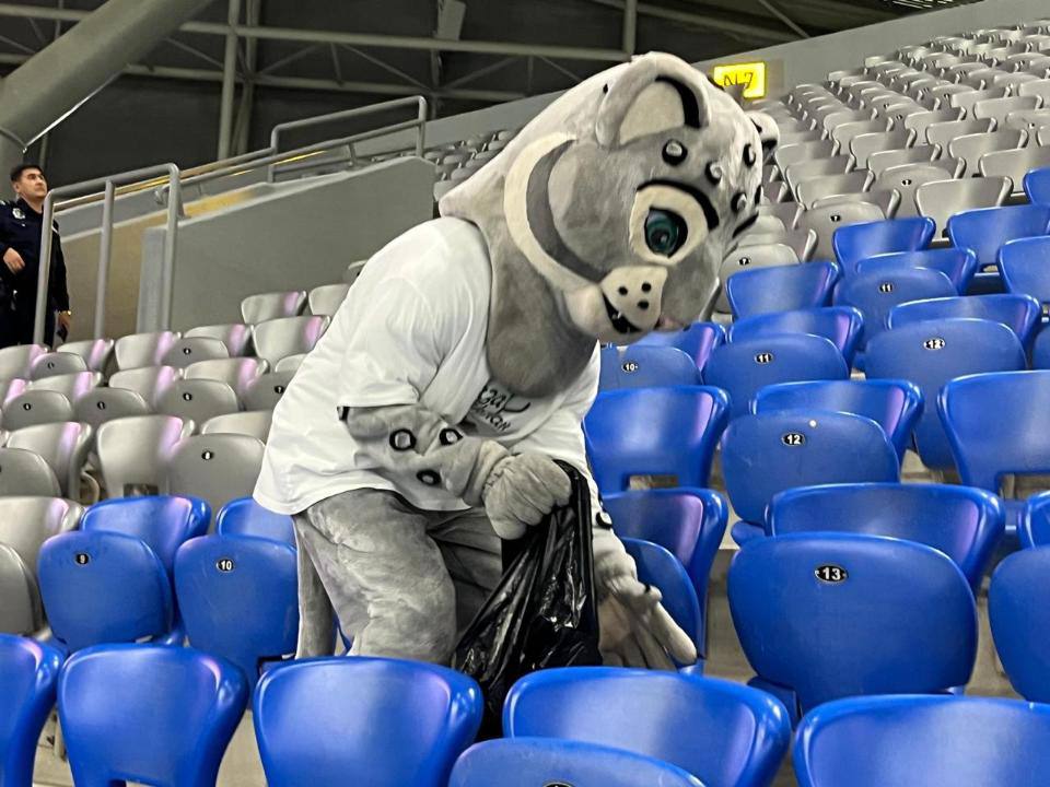 Астанада футбол жанкүйерлері матчтан кейін тазалық акциясын өткізді