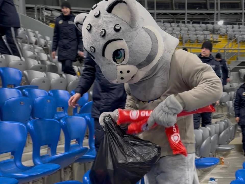 Астанада Қазақстан - Бельгия матчынан кейін жанкүйерлер тазалық акциясын өткізді