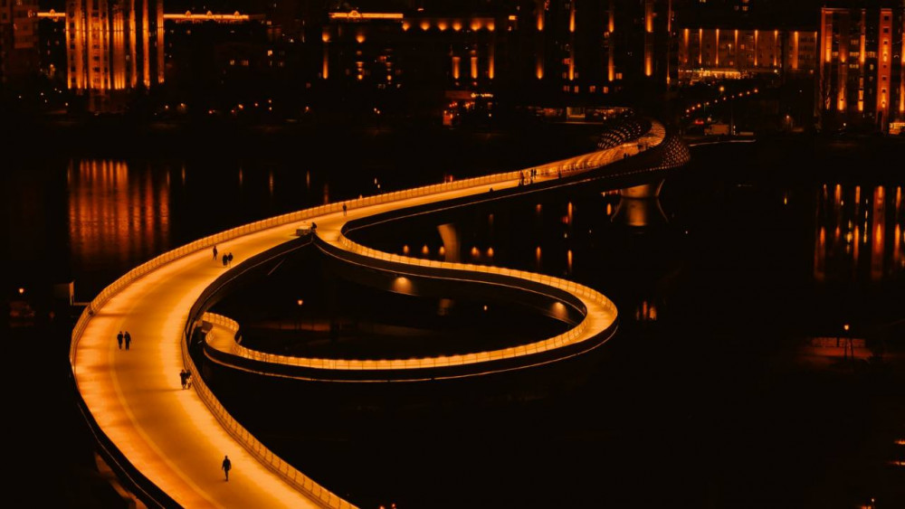 "Зорлық-зомбылыққа қарсы 16 күн": Астанада бірқатар нысан қызғылт-сары түспен жарықтандырылды