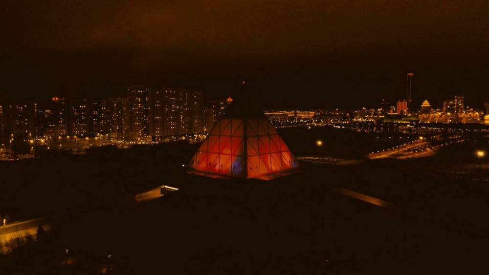 "Зорлық-зомбылыққа қарсы 16 күн": Астанада бірқатар нысан қызғылт-сары түспен жарықтандырылды