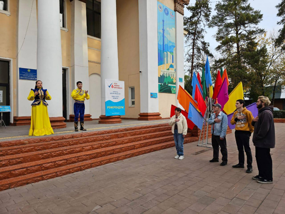 Алматыдағы сайлау учаскесінде мемлекеттік әнұран ым-ишара тілінде орындалды