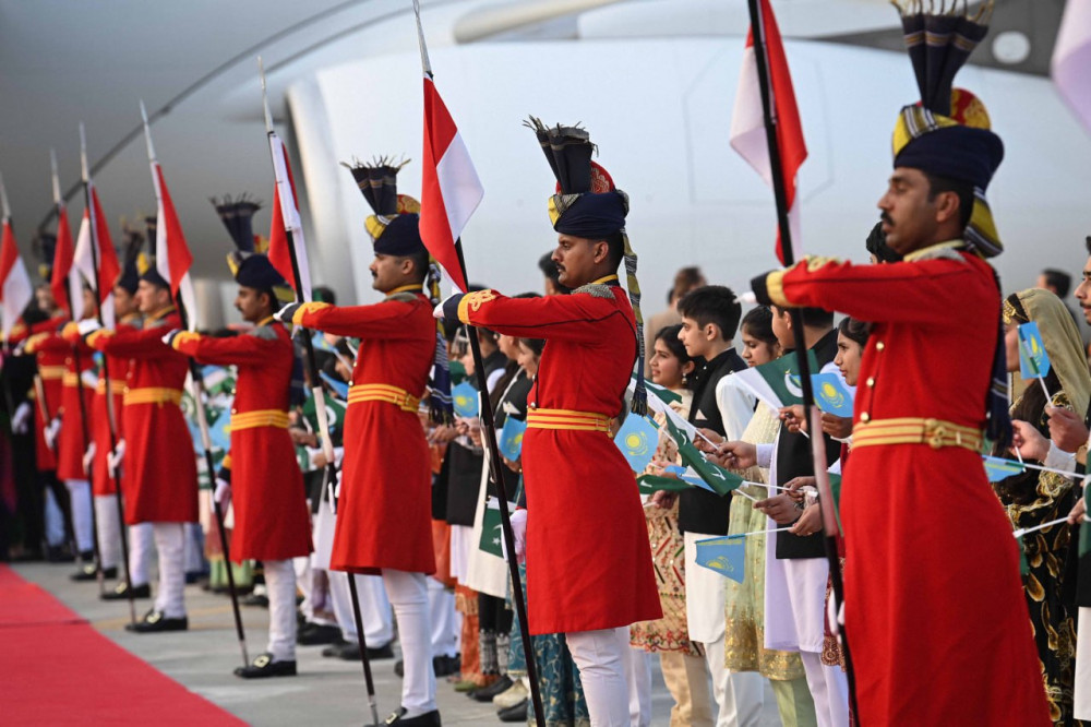 Исламабад әуежайында Қазақстан Президентіне құрмет көрсетілді
