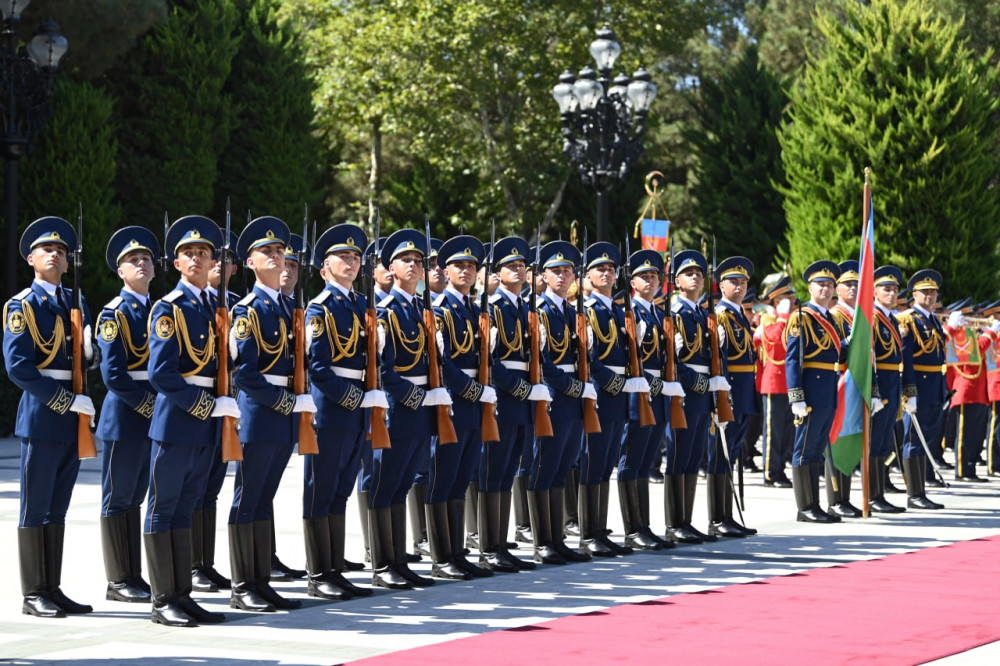 Президентті қарсы алу рәсімі Әзербайжан Президентінің «Загульба» резиденциясында өтті