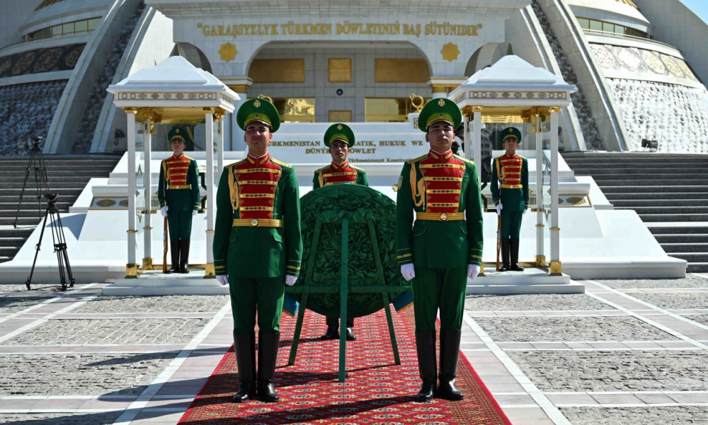 Тоқаев Түрікменстанның Тәуелсіздік монументіне гүл шоғын қойды