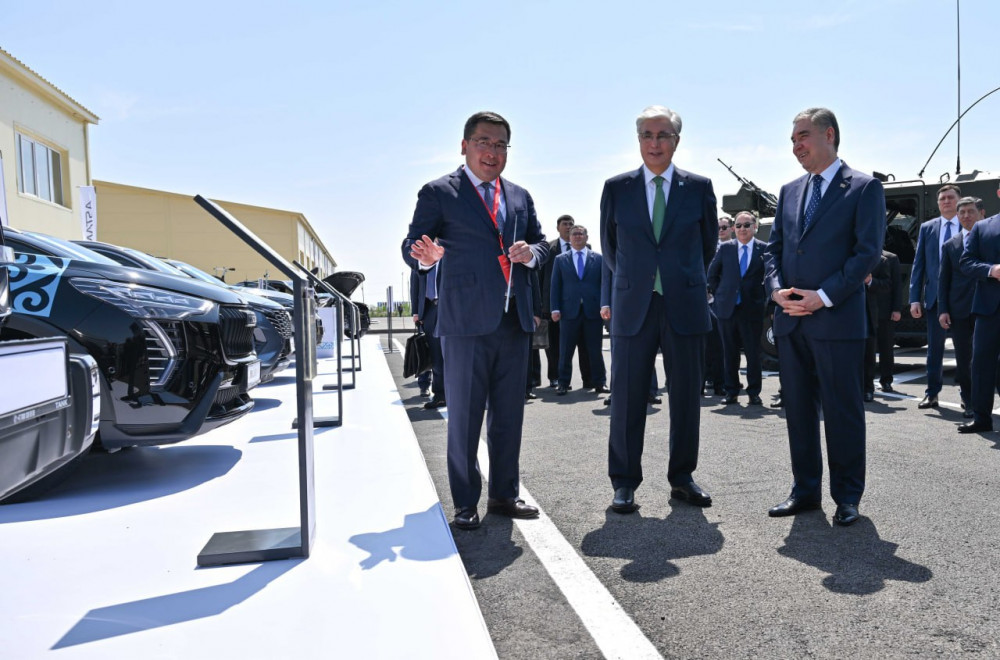 Тоқаев пен Бердімұхамедов өнеркәсіп көрмесін аралап көрді