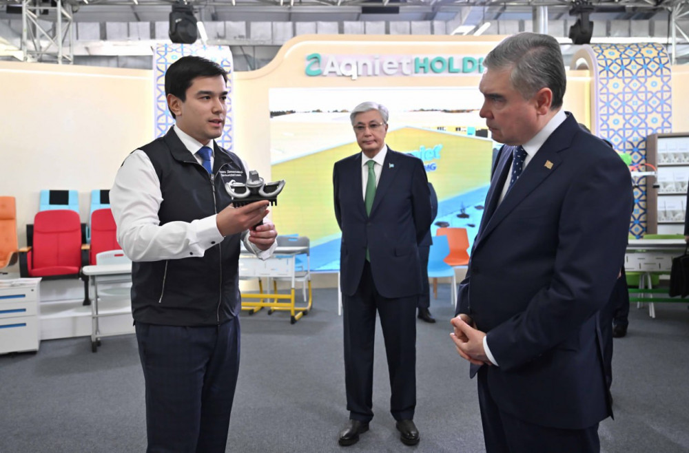 Тоқаев пен Бердімұхамедов өнеркәсіп көрмесін аралап көрді