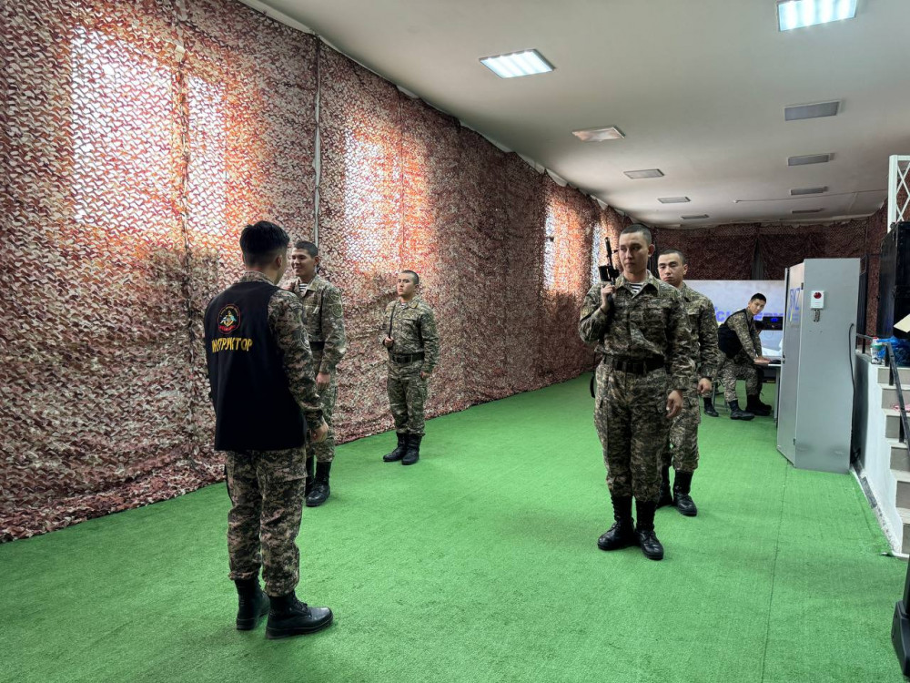 Сарбаздар оқу аудиториясынан шықпай-ақ әскери көліктерді басқарады