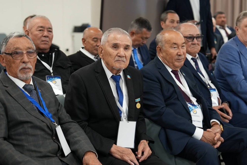 Министр кәсіби мереке қарсаңында спорт ардагерлерімен кездесті