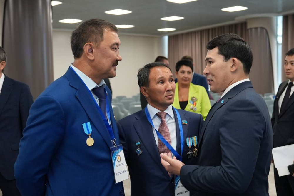 Министр кәсіби мереке қарсаңында спорт ардагерлерімен кездесті