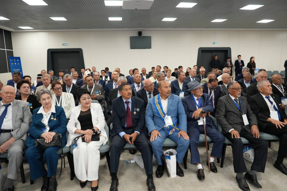 Министр кәсіби мереке қарсаңында спорт ардагерлерімен кездесті