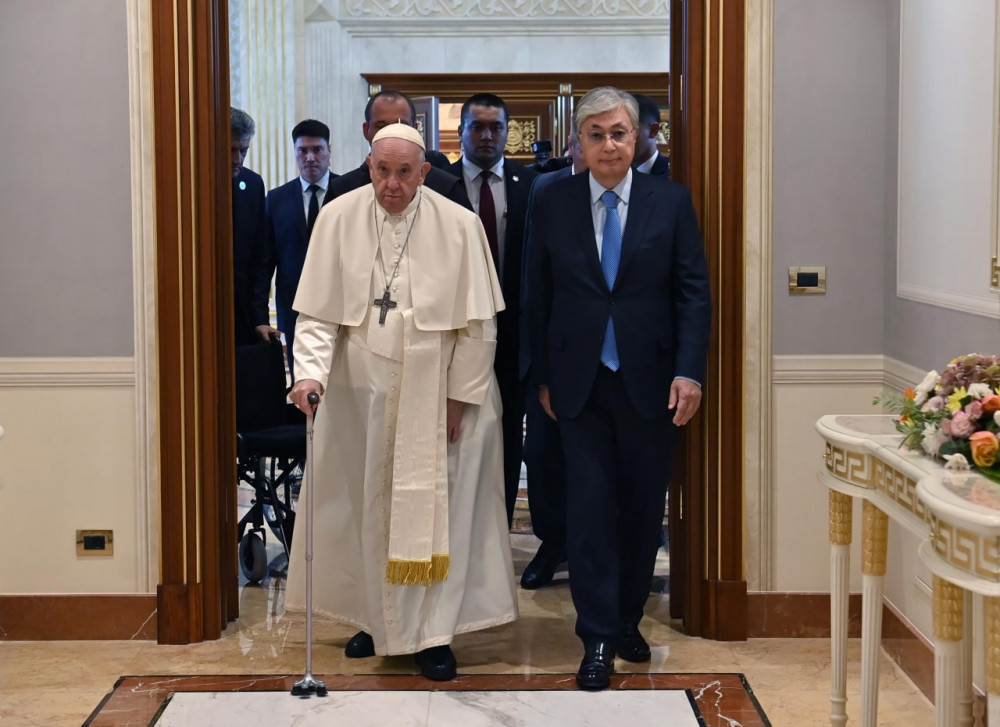 Президент  Рим папасына домбыра сыйлады