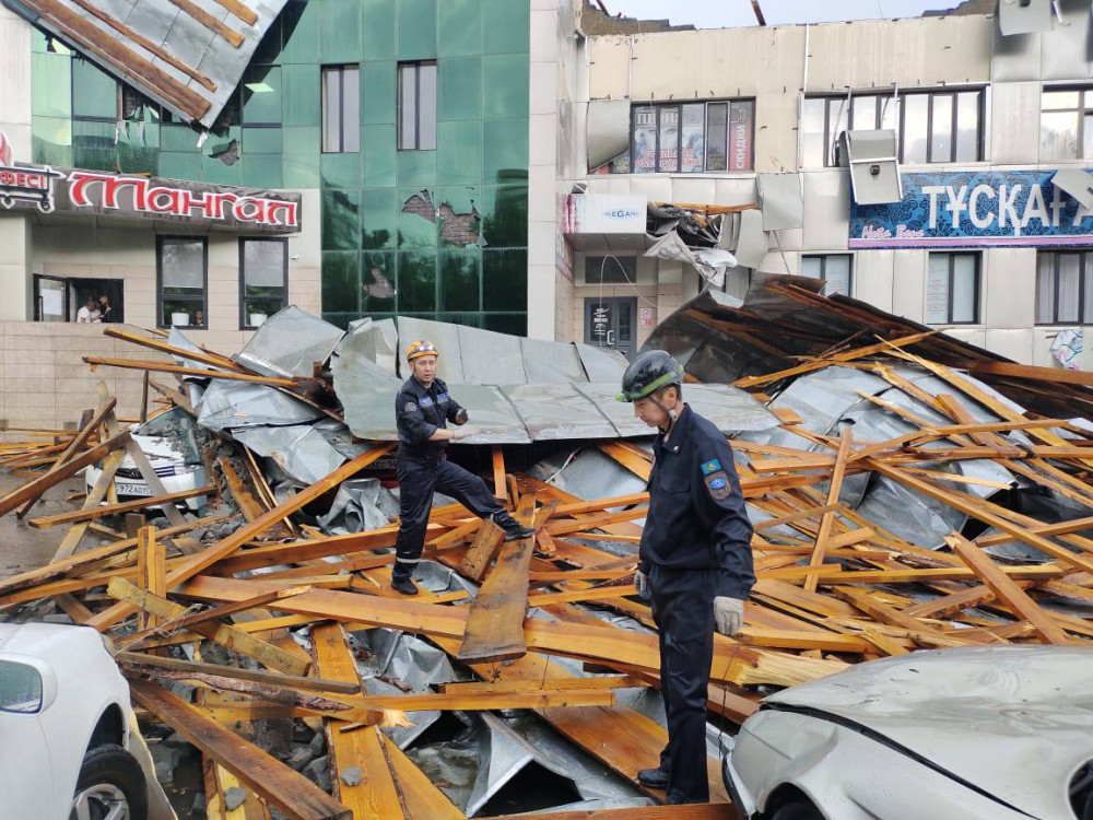 Павлодарда сауда үйінің шатыры қирады