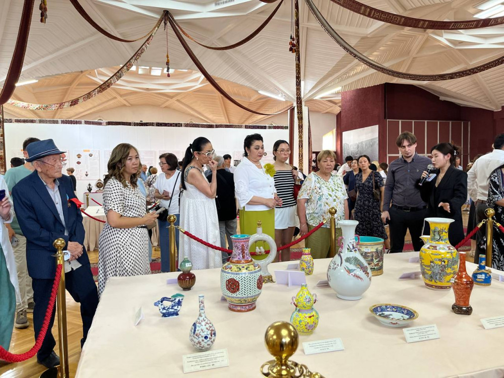 Фоторепортаж: Алматыға X-XIV ғасырлардағы фарфор бұйымдары әкелінді