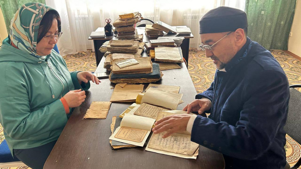 Сирек кітаптар ұлттық орталығына 40 көне қолжазба мен кітап тапсырылды