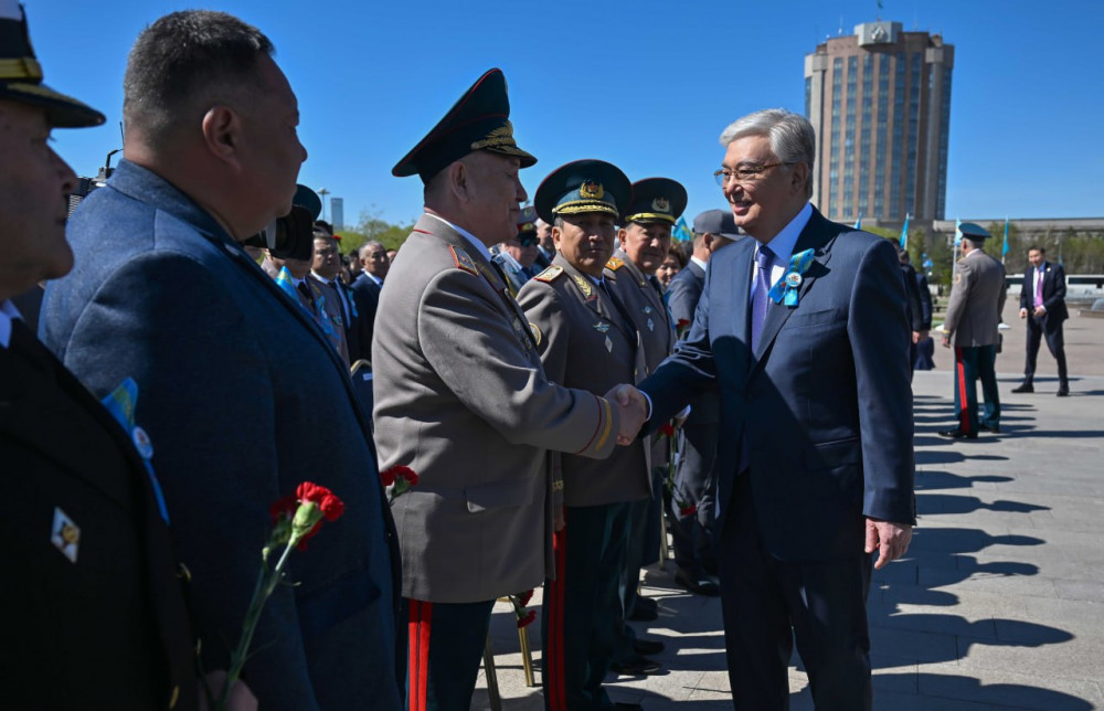 Президент «Отан Ана» монументіне гүл шоғын қойды