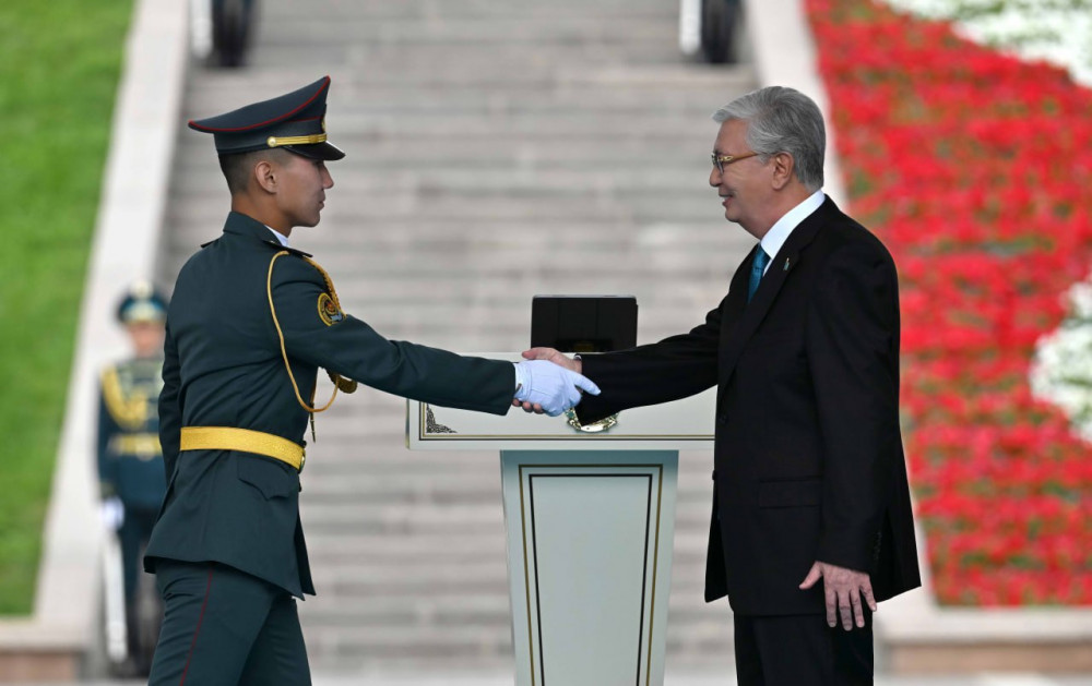 Әскери оқу орындарының 14 түлегі Президенттің қолынан офицерлік шен алды