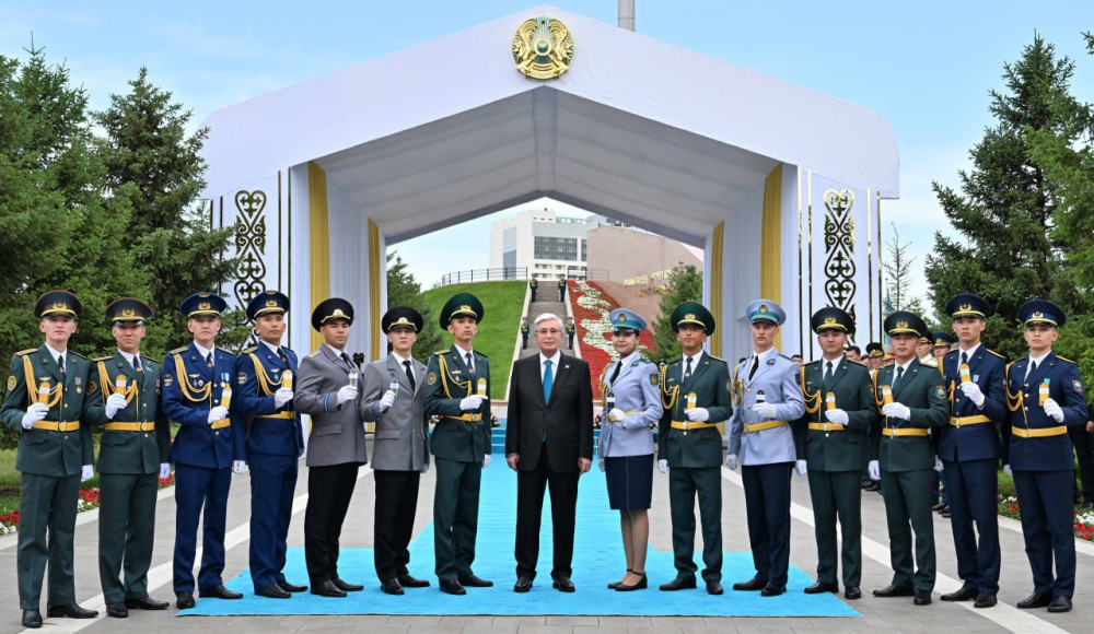 Әскери оқу орындарының 14 түлегі Президенттің қолынан офицерлік шен алды