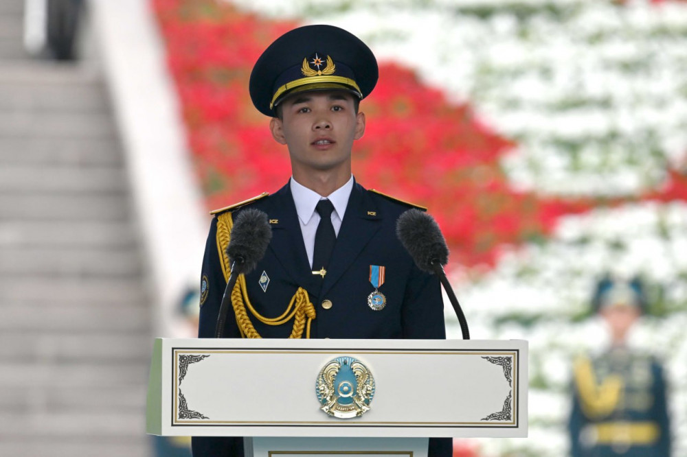 Әскери оқу орындарының 14 түлегі Президенттің қолынан офицерлік шен алды