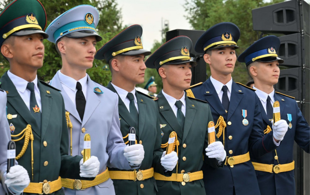 Әскери оқу орындарының 14 түлегі Президенттің қолынан офицерлік шен алды