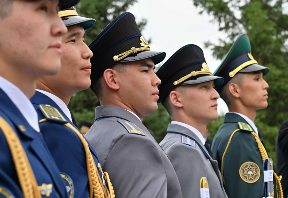 Әскери оқу орындарының 14 түлегі Президенттің қолынан офицерлік шен алды