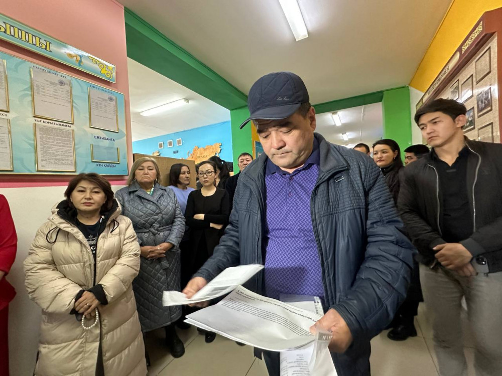 "Қазақ жерінде тұрып, қазақ мектебінің жабылуына қарсымын" – оқушылар өздері оқитын мектепті сақтап қалды