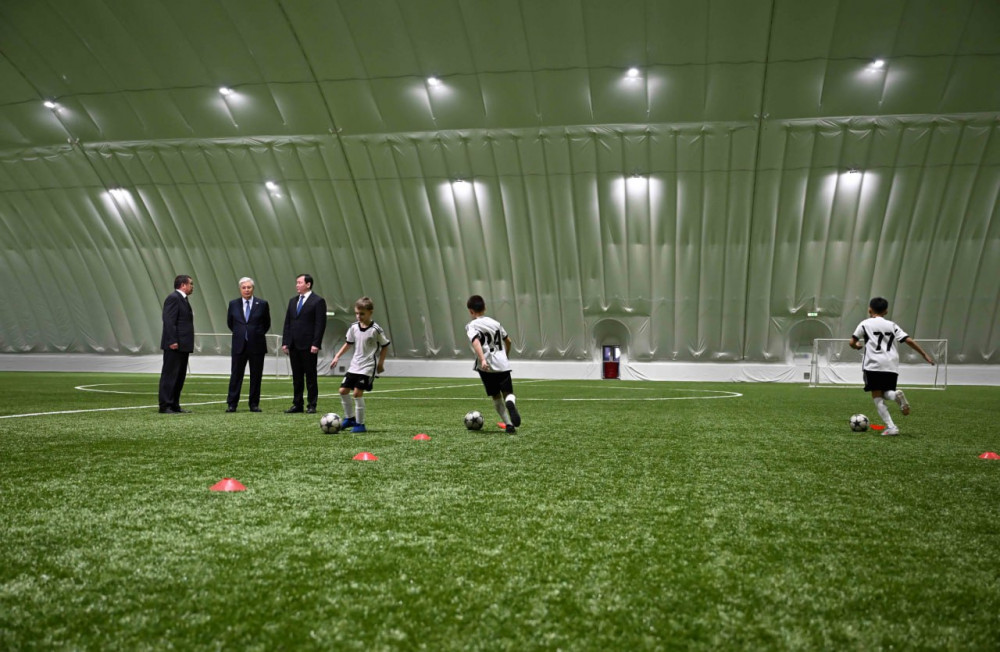 Президент балалар футбол академиясын аралап көрді