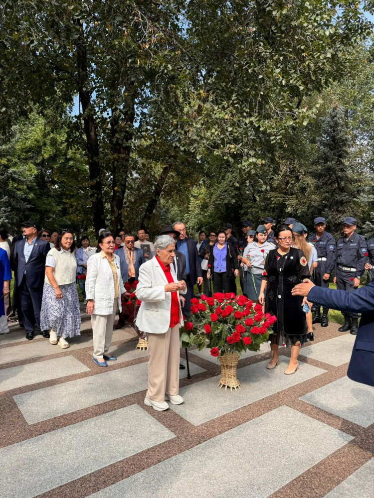 Алматыда Ахмет Байтұрсынұлының ескерткішіне гүл шоғы қойылды