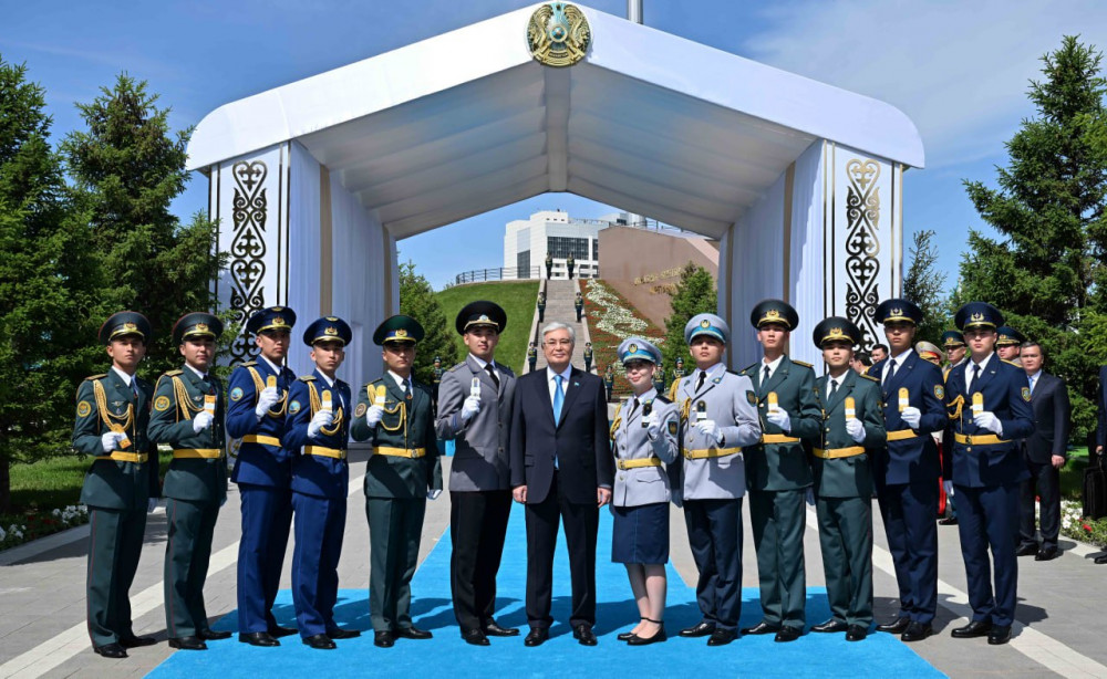 Әскери оқу орындарының 12 үздік түлегі Президенттің қолынан офицерлік шен алды