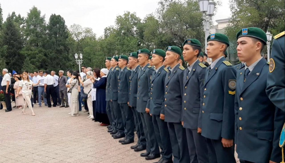 Алматылықтар Қонаевтың ескерткішіне гүл шоқтарын қойды