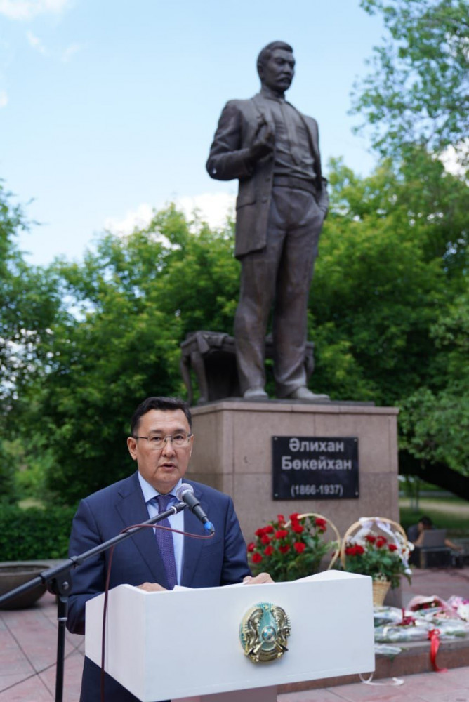 Семейде Әлихан Бөкейханның ескерткішіне гүл шоқтары қойылды