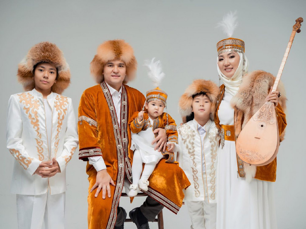 "Алладан тілеп алғам". Белгілі ақын Сара Тоқтамысова жалғыз қызының суретін жариялады