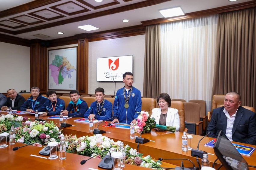 Тарихи жеңіс: Шымкент әкімі чемпиондарды құттықтап, пәтер мен автокөлік кілттерін табыстады
