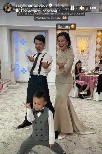 Көліктің артқы орындығындағы қыздардың жалаңаш суреттері