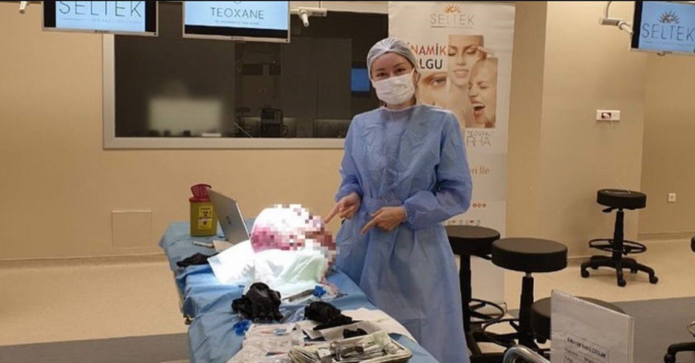 Бетінде қара көкірекшедегі сәби отырады Brazzers порно видео