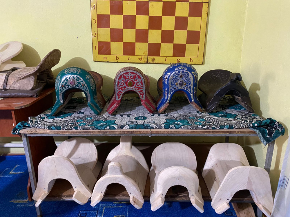 Үстелге порнография қойылды Үстелге порнография қойылды