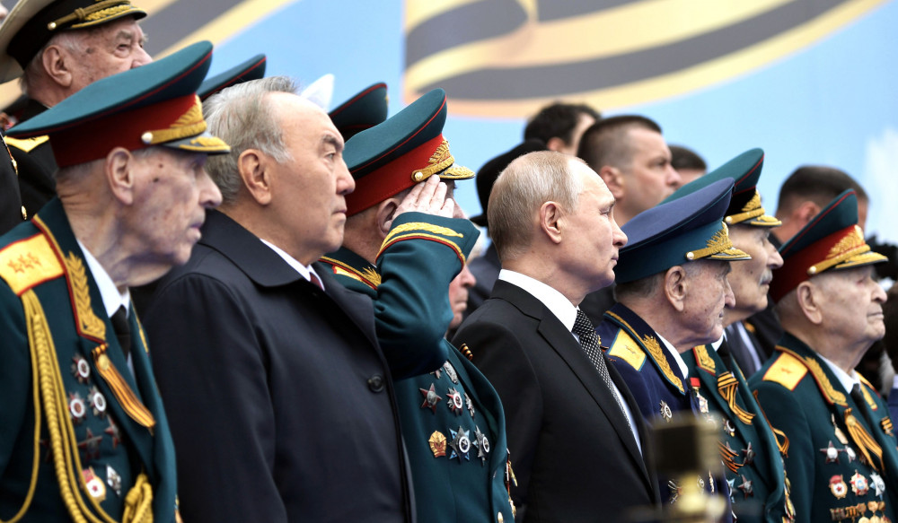 Назарбаев Қызыл алаңдағы әскери парадқа қатысты