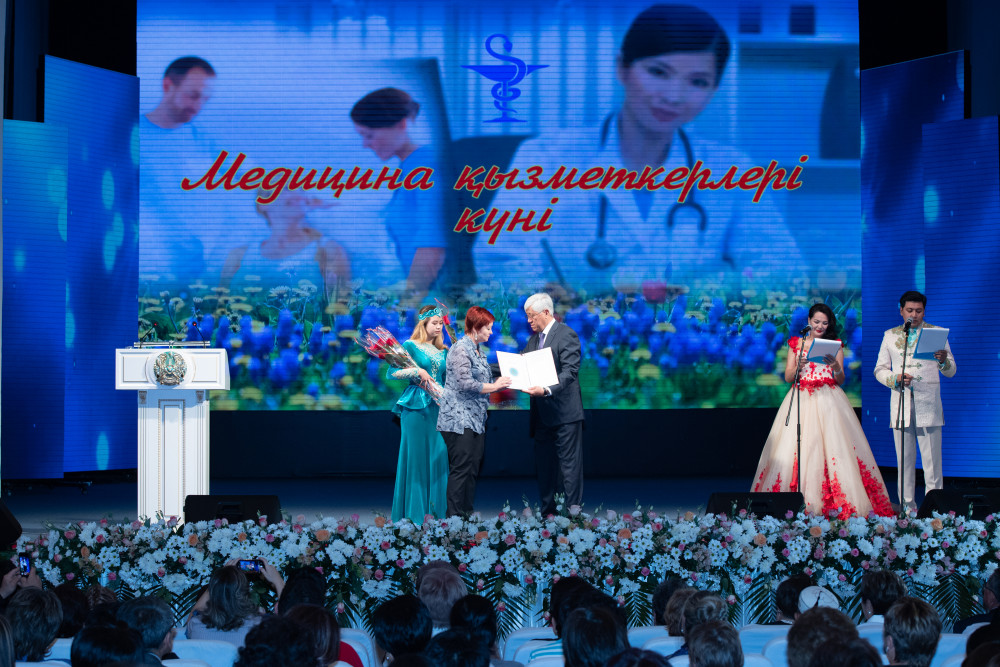 Алматы облысының үздік дәрігеріне көлік сыйға берілді 