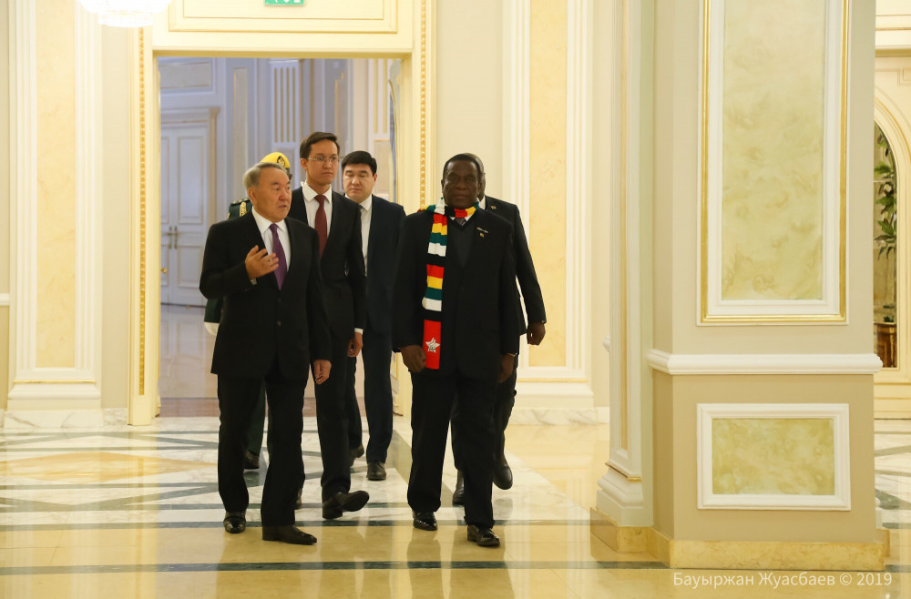 Назарбаев Ақордада Зимбабве президентін қарсы алды