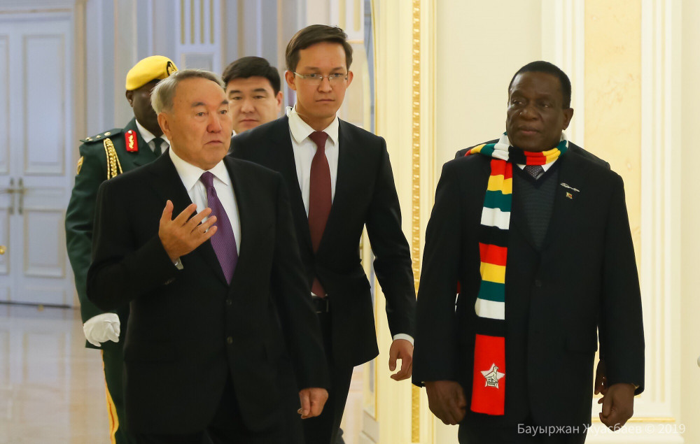 Назарбаев Ақордада Зимбабве президентін қарсы алды