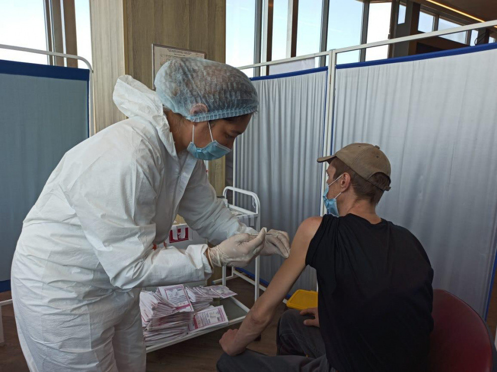 Алматыда сауда орындарындағы егу пункттерінде 55 тұрғынға вакцина салынды