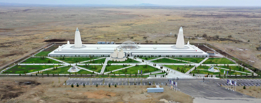 Президент «Абай-Шәкәрім» мемориалдық кешенін аралап көрді