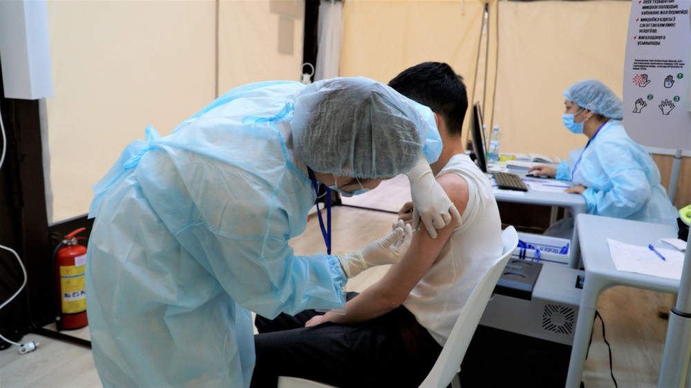 Елордадағы сауда орталығында коронавирусқа қарсы вакцинация басталды
