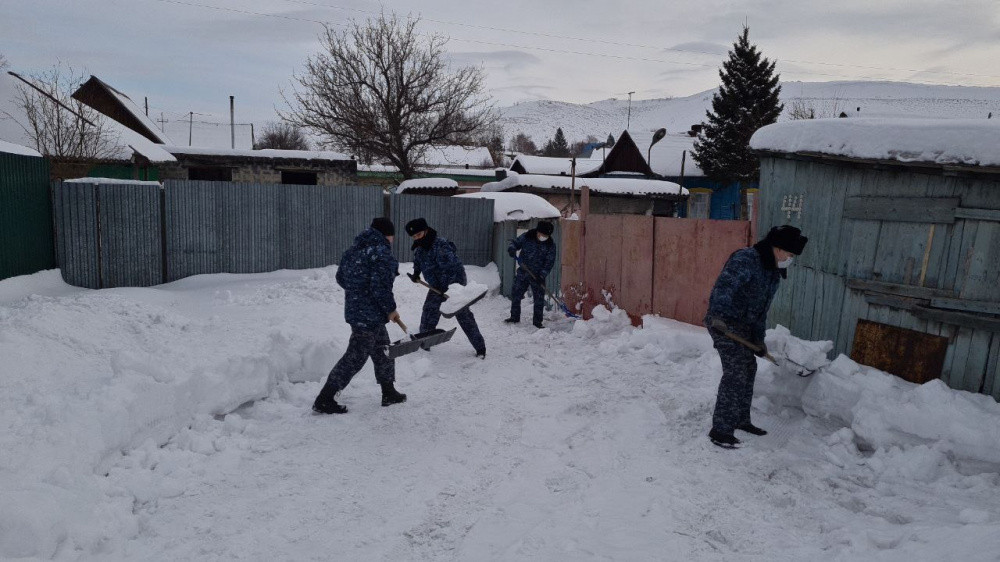 Шығыс Қазақстанның полицейлері қаруларын күрекке алмастырды