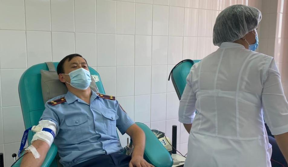 Жамбылдық полицейлер COVID-19-бен ауыратын науқастарды емдеу үшін донор болды