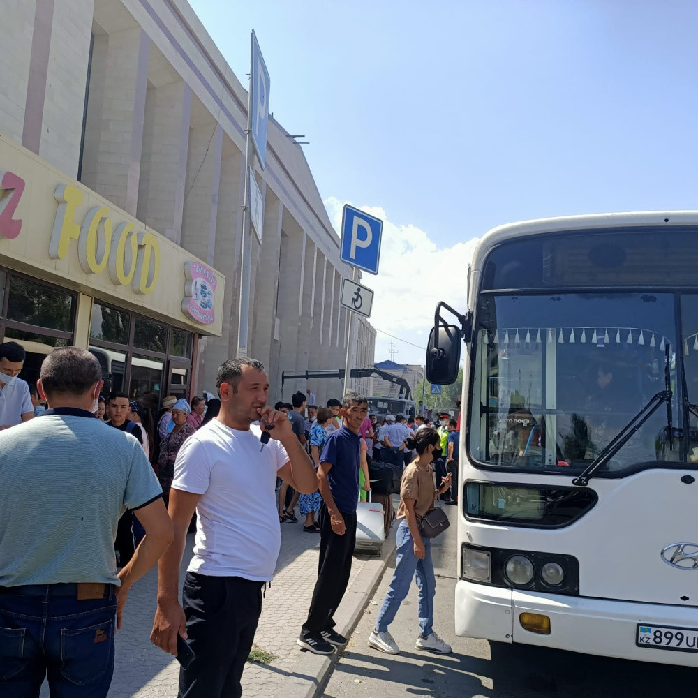 Тараздан Ақшолақ стансасына жолаушылар автобустары жөнелтілуде