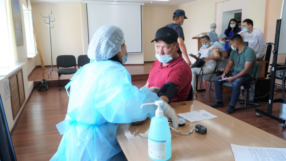 «Астана Су Арнасы» ұжымы КВИ-ге қарсы вакцинациядан өтіп жатыр