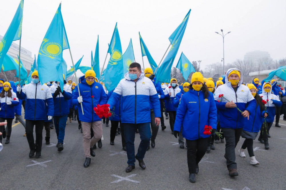 Саяси партия өкілдері Алматыдағы Тәуелсіздік монументіне гүл шоқтарын қойды