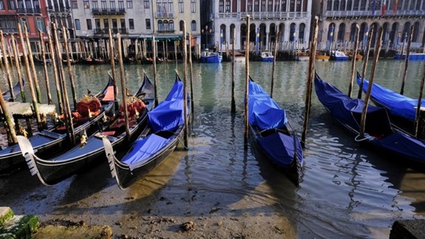 Венецияда каналдардағы су тартылып қалды